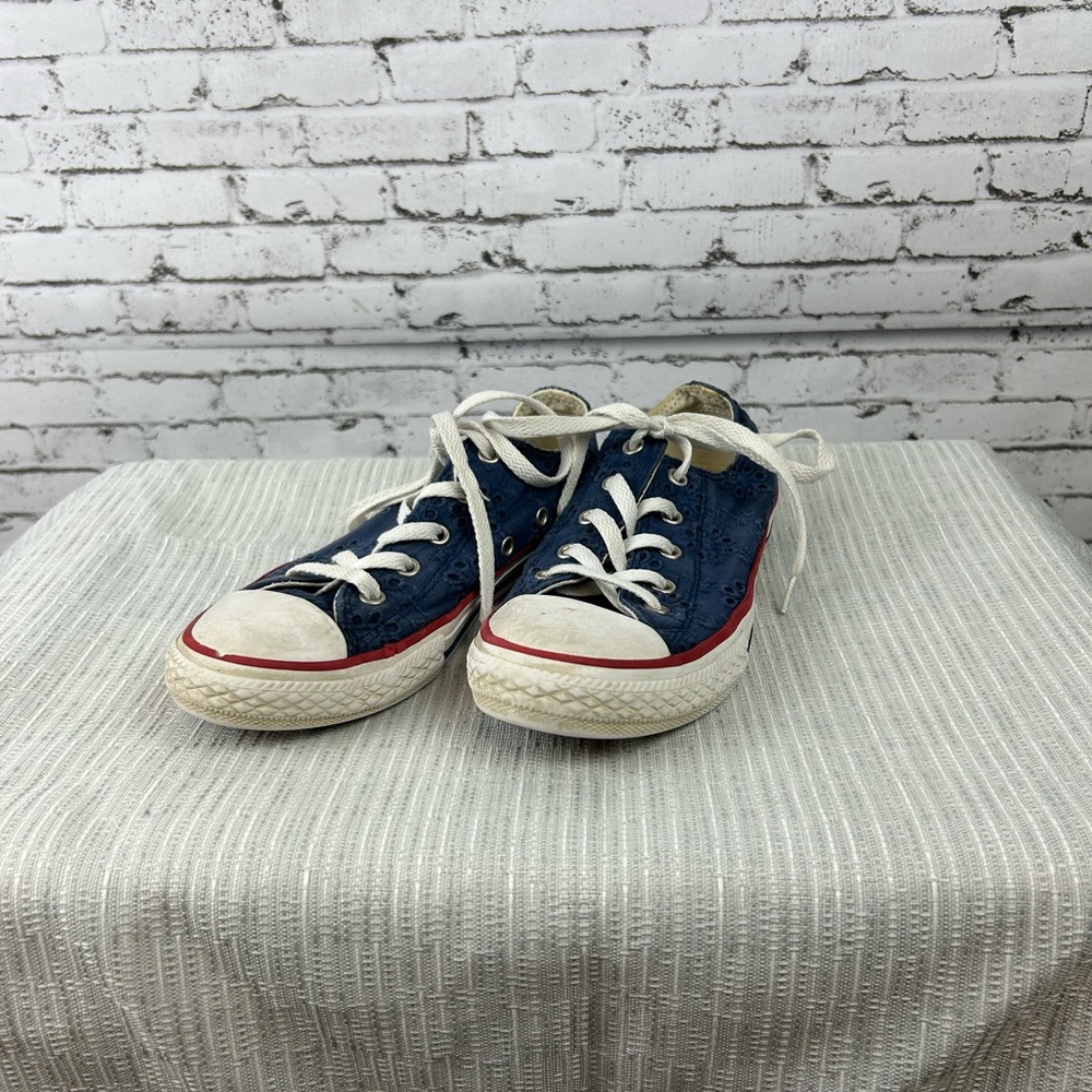 Converse all star chuck taylor | kids low top eyelet pattern navy blue shoes sz2
